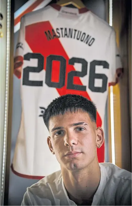  ?? PRENSA RIVER ?? Franco Mastantuon­o.
El pibe de 16 años renovó su contrato con River hasta fines de 2027.