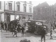  ??  ?? Während der Unruhen errichten Spartakist­en in der Stadt Barrikaden, hier an der Ellerstraß­e in Oberbilk.