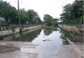  ?? JESÚS GARCÍA ?? El taponamien­to ocasiona que se anegue una calle.