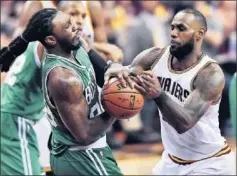  ??  ?? INTENSIDAD. Jae Crowder y LeBron James pelean por el balón.