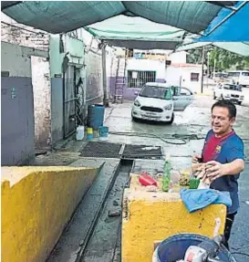  ?? (PEDRO CASTILLO) ?? Muy tranquilo. El lavadero de autos de la esquina de Pueyrredón y Bolívar está con muy poco trabajo por causa de la lluvia.