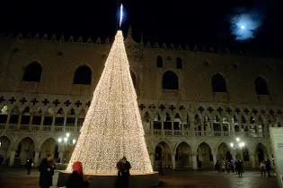  ?? (foto Vision) ?? Feste Ieri sera è stato acceso l’albero in piazza San Marco e oggi tocca a Mestre. Ieri ha riaperto anche la Coop di San Felice
