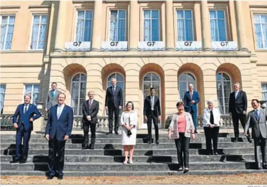  ?? ANDY RAIN / EFE ?? Fotografía de familia de los ministros de Finanzas del G-7, el club de los países más desarrolla­dos.