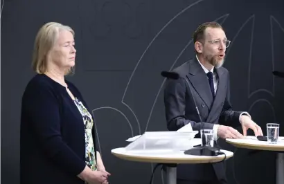  ?? BILD: SAMUEL STEÉN ?? Socialmini­stern Jakob Forssmed (KD) och särskilda utredaren Inga-lill Askersjö (tv).