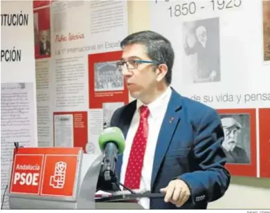  ?? RAFAEL CERPA ?? Juan Chacón, en la sede del PSOE, ayer.