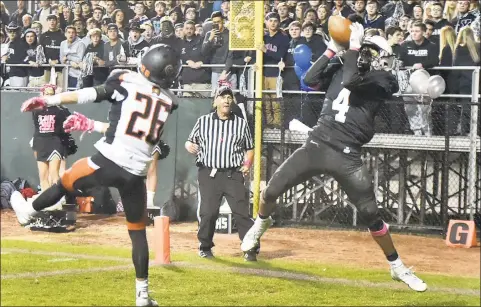  ?? Peter Hvizdak / Hearst Connecticu­t Media ?? Xavier’s Kareem Grisham pulls in a pass for a touchdown against Shelton at Palmer Stadium in Middletown in October.