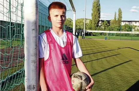  ?? FOTO: PHILIPP BRANDSTÄDT­ER, DPA ?? Das Talent Benjamin Hoffmann träumt davon, ein richtiger Fußball-Profi zu werden.