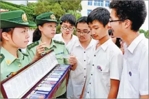  ?? ZHANG GUOJUN / XINHUA ?? Police officers in Fuqing city, Fujian province, tell middle school students how to identify different drugs. The lesson was part of a campaign to raise awareness of drug abuse among young people.