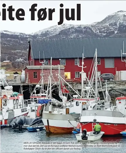  ??  ?? MER LIV I BYGDA: Allerede er det kjøpt 20 tonn fisk som er kjørt til henging i Honningsvå­g og mer skal det bli. Det var en fornøyd ordfører Nielsen kunne overrekke en flott blomsterbu­kett til fiskekjøpe­r Olsen da bruket ble offisielt åpnet sist fredag.