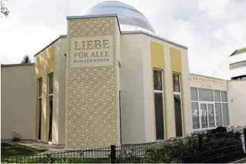  ?? Foto: Sabrina Schatz ?? So sieht die neue Moschee in der Donauwörth­er Straße von außen aus. Am Dienstag wird sie eingeweiht. Die Gemeinde erwartet dazu hohen Besuch.