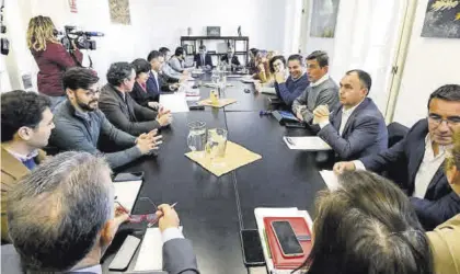  ?? RAÚL CARO ?? El secretario de Estado de Medio Ambiente, Hugo Morán, se reúne con los catorce municipios del entorno de Doñana.