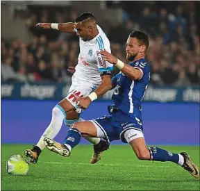  ??  ?? Payet, auteur du premier but marseillai­s, n’a pu empêcher le nul de l’OM.