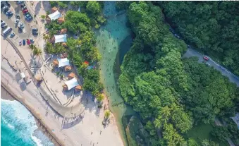  ?? FOTO MITUR ?? Vista aérea del Balneario Los Patos en Barahona; río y playa en un solo lugar.