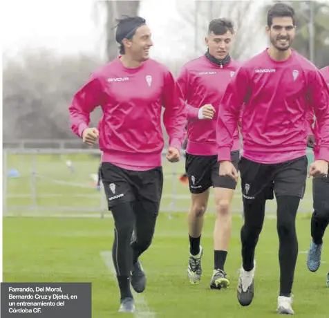  ??  ?? Farrando, Del Moral, Bernardo Cruz y Djetei, en un entrenamie­nto del Córdoba CF.