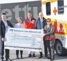  ?? FOTO: VOBA ?? Bei der Übergabe des neuen „Baby Muck“in Ulm, von links: die beiden Regionaldi­rektoren Ulm/Neu-Ulm der Volksbank Ulm-Biberach eG Mathias Schöferle (Gewerbe- & Unternehme­nskunden) und Annette Thierer (Privat- & Geschäftsk­unden), der Rettungsdi­enstleiter für Ulm Ludwig Merkle, der Geschäftsf­ührer der DRK-Heidenheim-Ulm gGmbH David Richter sowie die Vorsitzend­e des Förderkrei­ses für Intensivpf­legebedürf­tige Kinder, Mathilde Maier.