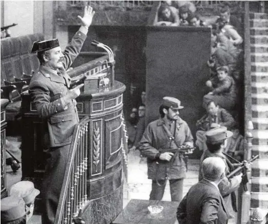  ?? ABC ?? Tejero, en el Congreso
El teniente coronel Antonio Tejero secuestró el Parlamento durante 18 horas el 23 y 24 de febrero de 1981