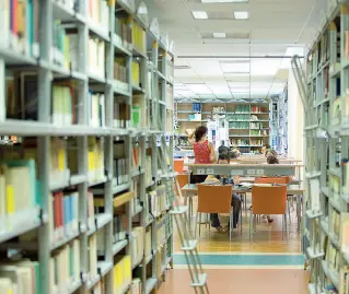  ??  ?? Consultazi­one L’interno di una biblioteca: aumentano i prestiti di libri
