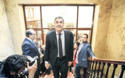  ??  ?? Pedro Sanchez postao je novi premijer nakon što je zastupničk­i dom izglasao nepovjeren­je dosadašnje­m premijeru Rajoyu (dolje desno). Dok je preuzimao dužnost, bodrile su ga supruga i majka (dolje lijevo)