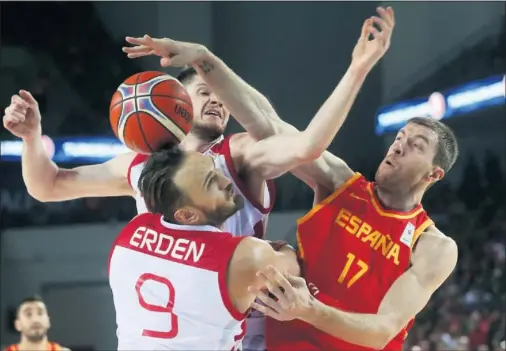  ??  ?? LUCHA DE GIGANTES EN EL ANKARA ARENA. Fran Vázquez puja por un balón con Semih Erden y Metecan Birsen.