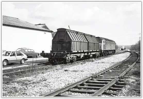  ??  ?? 47117 arrives at Heywood on March 29th, 1988. It has propelled the single bogie container wagon the short distance down the branch from Heywood and will leave it in the sidings to the west of Green Lane. The track in the immediate foreground was the disused line to Bury, while the wagon is crossing the turnout that gave access to Standard Wagon.