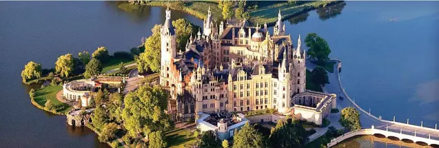  ??  ?? Schwerin Castle.