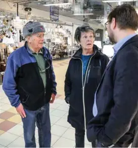  ?? FOTO: MORTEN UGLUM ?? Ordfører Roger Evjen (Ap) i Aurskog-Høland diskuterte i går sikkerhets­bruddene i Himdalen med pensjonist­ene Steinar Lie (82) og Irene Lie (73) på Amfi-senteret i Bjørkelang­en.