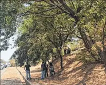  ?? Fotos: Anny Bazán / EXTRA ?? En este lugar fue hallado el cuerpo de la chica. Estaba cubierto con
hojas.