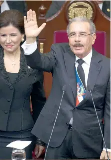  ?? DENNIS RIVERA ?? El presidente de la República, Danilo Medina, saluda a los legislador­es y funcionari­os presentes en el salón de la Asamblea Nacional.