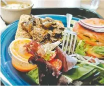  ?? PHOTO BY YOLANDA PUTMAN ?? Plant Power serves a portobello mushroom burger plate with potato-vegetable soup and a fresh green salad.