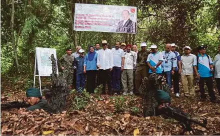  ?? PIC BY MUHAIZAN YAHYA ?? Tourism and Culture Minister Datuk Seri Mohamed Nazri Abdul Aziz (fourth from left) visiting the World War 2 Battle of Kampar site yesterday.