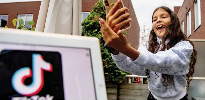  ?? ?? ► Una joven graba un video de TikTok, el 1 de septiembre de 2021 en Rotterdam, Países Bajos.