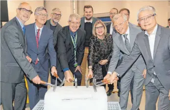  ?? FOTO: GERD MÄGERLE ?? Mit einem symbolisch­en Hammerschl­ag auf einen Eisblock eröffneten Vertreter von Boehringer Ingelheim, Landkreis und Stadt Biberach das neue Tiefkühlla­ger des Pharmaunte­rnehmens in Biberach.
