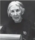  ??  ?? PROFESSOR: Ellen Gleditsch holder en forelesnin­g ved Universite­tet i Oslo i 1967, i anledning 100-årsdagen for Madame Curies fødsel.