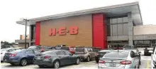  ?? Dave Rossman / For the Chronicle ?? The new H-E-B in Bellaire features neighborho­od favorites like wine-tasting kiosks and a cheese and deli.