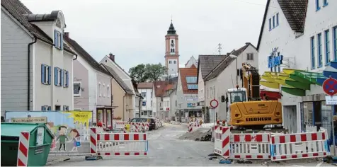  ?? Foto: Monika Leopold Miller ?? Verkehrsbe­ruhigter Geschäftsb­ereich, mehr Grün, Neugestalt­ung der Gehwegbere­iche: Die Krumbacher Karl Mantel Straße erhält derzeit ein neues Gesicht. Die Arbeiten sol  len Ende September/Anfang Oktober fertig sein.