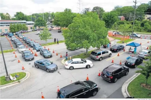  ?? JIM LO SCALZO / EFE ?? Estadounid­enses esperan en sus coches para someterse a una prueba gratuita de Covid-19, ayer en Arlington, Virginia.