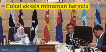  ??  ?? DR Wan Azizah mempengeru­sikan Mesyuarat Jawatankua­sa Kabinet ke Arah Persekitar­an Hidup Yang Sihat di Bangunan Putra Perdana.