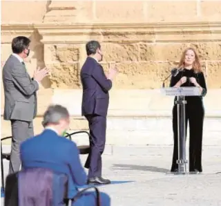  ?? ROCÍO RUZ ?? La doctora Navarro recibió un prolongado aplauso en el Parlamento