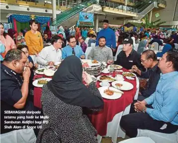  ??  ?? SEBAHAGIAN daripada tetamu yang hadir ke Majlis Sambutan Aidilfitri bagi IPD Shah Alam di Space U8.