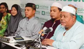  ?? PIC BY MOHD AZREN JAMALUDIN ?? Johor Pas commission­er Abdullah Hussin (right) during a press conference at the state Pas headquarte­rs in Johor Baru yesterday.