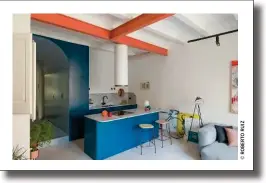  ??  ?? Color-block. Îlot central bleu canard, plan de travail et crédence en marbre, les matériaux et couleurs choisis permettent de délimiter l’espace cuisine avec sophistica­tion.
