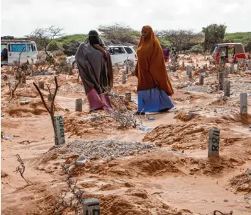  ?? Foto: Farah Abdi Warsameh, dpa ?? Länder wie Somalia sind im Kampf gegen Hunger und Armut schlecht gerüstet. Schlechte Regierungs­zuführung trifft auf Natur‰ katastroph­en – und nun auch die Corona‰Pandemie.