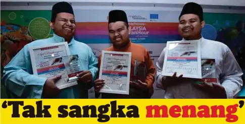  ??  ?? Muhammad Syafiizwan (tengah) bersama pemenang kedua, Muhammad Syukri Ismail (kiri) dan pemenang ketiga, Abdul Majid Mohd Yusoff menunjukka­n sijil dan pingat yang dimenangi sempena Malaysia #QuranHour dan Tilawah Al-Quran Braille, semalam.