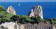  ??  ?? Panorama Da una terrazza dell’isola di Capri, meta ambita dai turisti