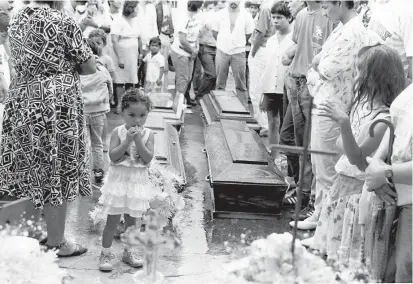  ?? FOTO ?? Prácticame­nte todo el pueblo asistió a las ceremonias religiosas que se realizaron para despedir a las 43 víctimas de la masacre perpetrada por paramilita­res.