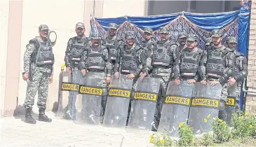  ?? REUTERS ?? Pakistani Rangers guard the accountabi­lity court building where a ruling was due on an anti-corruption case against ousted prime minister Nawaz Sharif and his daughter, in Islamabad yesterday.