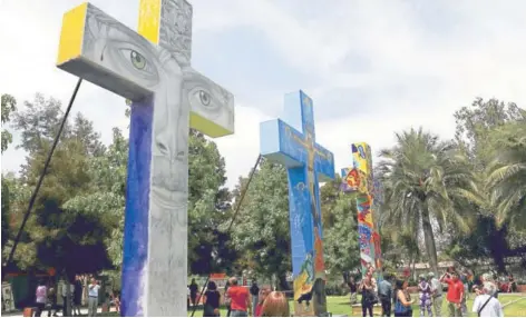  ??  ?? ► Las llamadas “Tres cruces de las virtudes”, que esperan al Pontífice y luego recorrerán Chile.