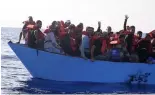  ?? ?? Des migrants sont secourus par un bateau de l'équipe de sauvetage de MSF (Médecins Sans Frontières), après avoir quitté la Libye en essayant d'atteindre le sol européen, dans la mer Méditerran­ée, vendredi 6 octobre 2023\.