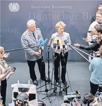  ?? FOTO: DPA ?? Ursula von der Leyen neben dem Generalins­pekteur der Bundeswehr, Volker Wieker, gestern in Berlin.