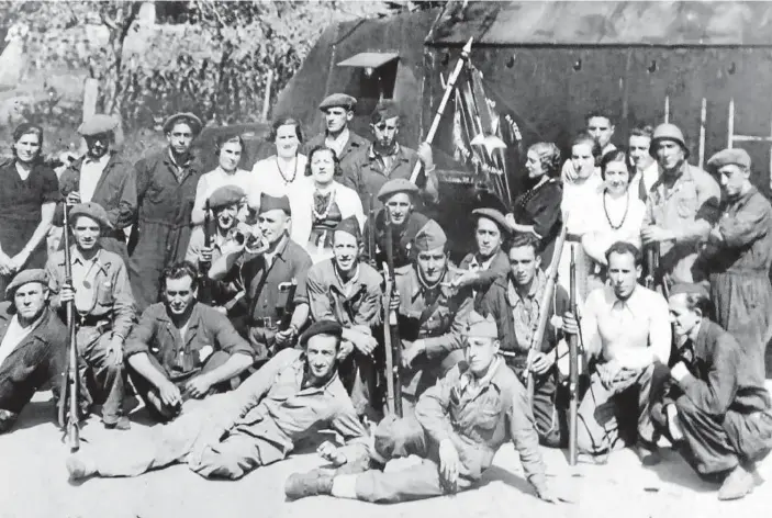  ?? Fotos: Archivo de la familia Legasa y Juan Lazkano ?? Ángel Legasa Bataller, arrodillad­o en el centro mientras sostiene un fusil, rodeado de milicianos en una imagen de 1936.